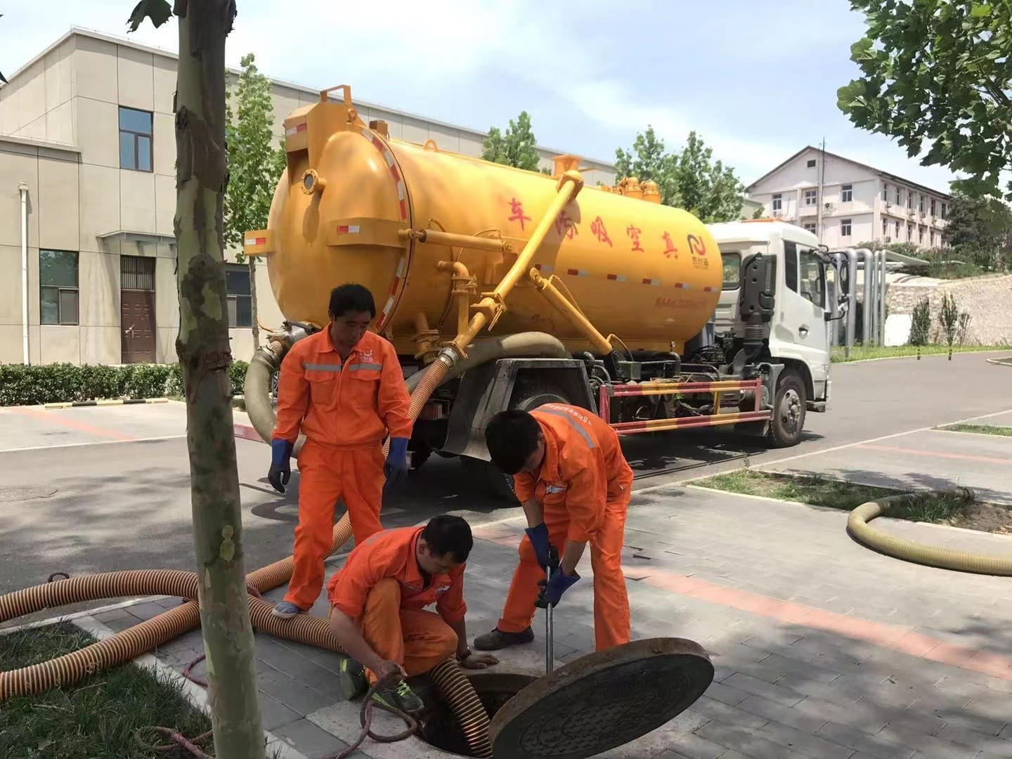 乐山管道疏通车停在窨井附近