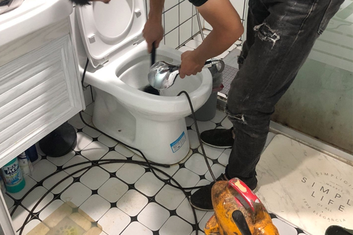 乐山马桶堵塞自己疏通还是找师傅?专业上门服务让你省时更省心